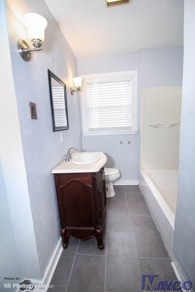 Building Photo - 3 bedroom 1.5 Bath house newly remodeled!