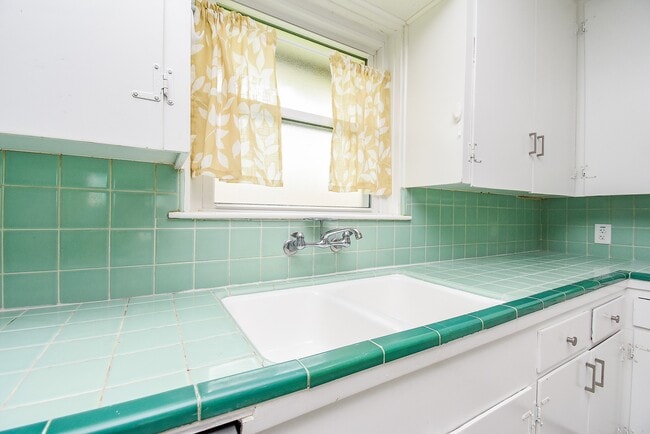 Building Photo - 7901 Ridgeview Dr