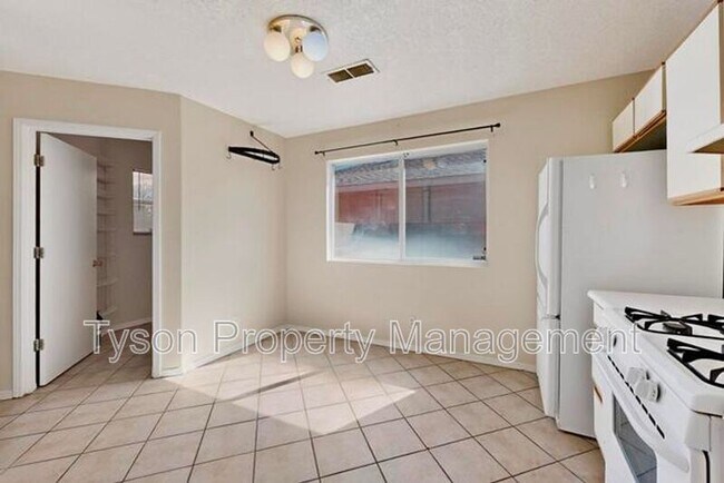 Building Photo - 3013 Taos Meadows Dr NE