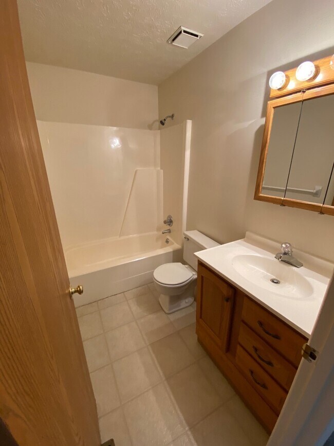 Building Photo - 813 Trustway Ct