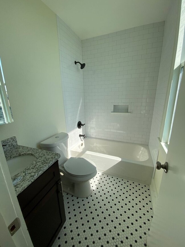 Building Photo - Newly Renovated Uptown Apt with Balcony in Historic Building