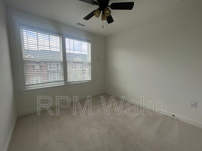 Building Photo - 445 Rally Point Pl