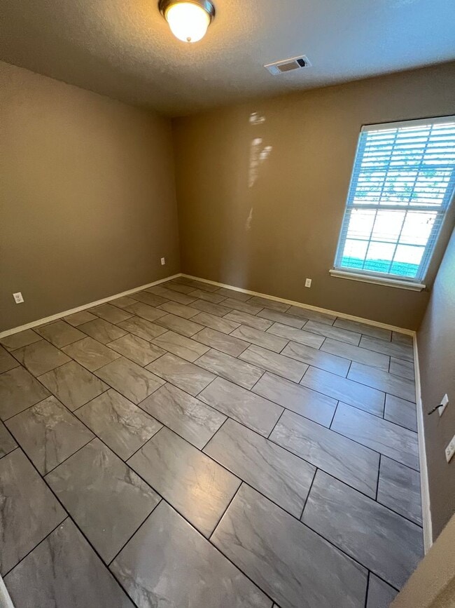 Building Photo - Very nice 4 bed 2 bath home