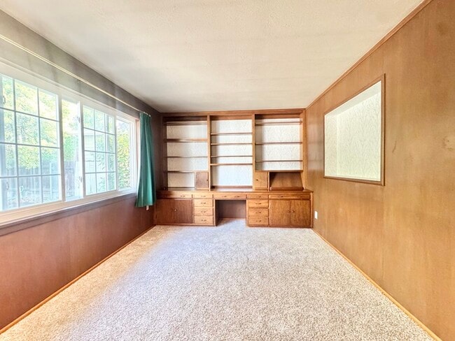 Building Photo - Stunning 3-bedroom, 2-bathroom home with a bonus room/office!