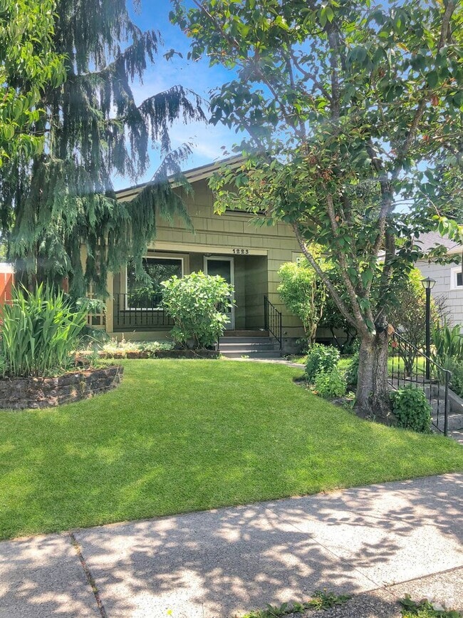 Building Photo - Adorable home, wonderful space and great l...