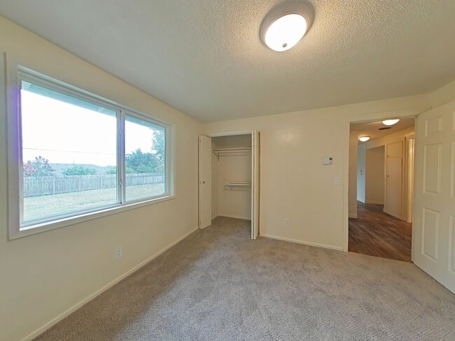 Building Photo - 3 Bedroom House ~ North Albany ~ Pet Friendly