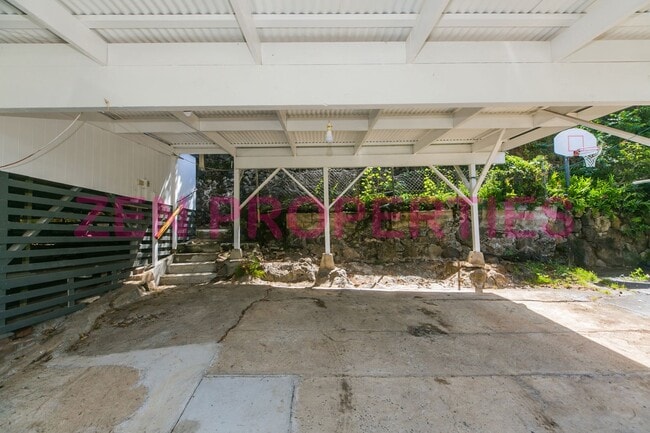 Building Photo - 1555 Moani St