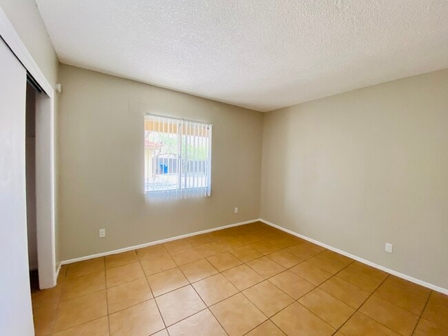 Building Photo - Huge Adobe 2 Bed/1Bath Adobe Townhome in C...