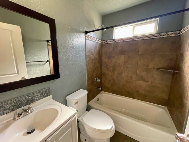 Building Photo - Beautiful, Spacious 3 Bedroom Property in ...