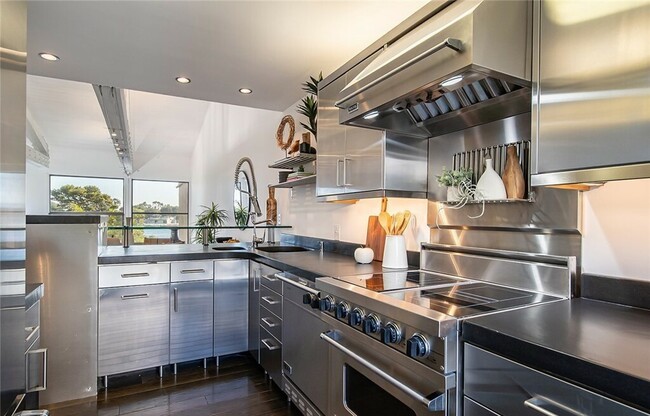 Building Photo - 5226 Marina Pacifica Dr S