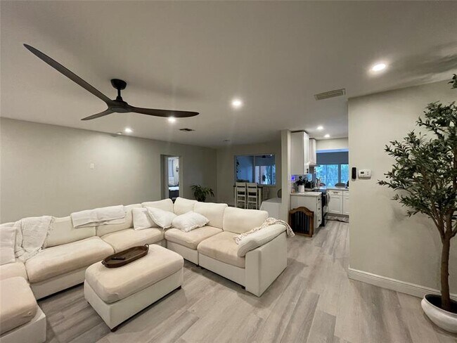 Building Photo - 8948 SW 53rd St