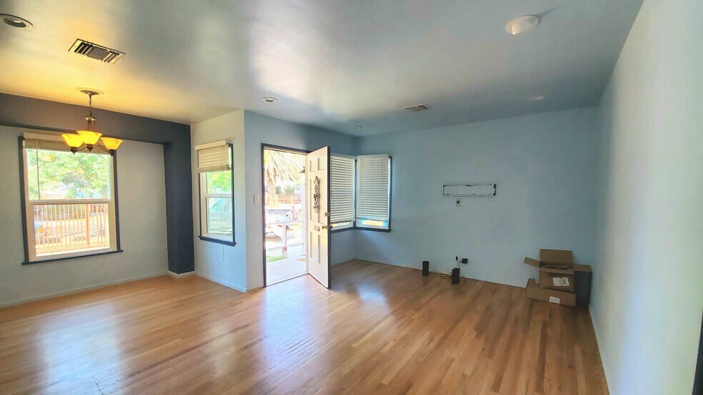 Building Photo - 7038 Yarmouth Ave