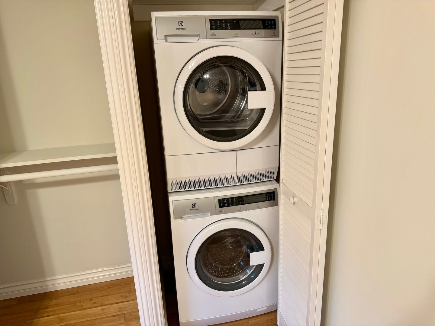 Building Photo - 10876 Palms Blvd