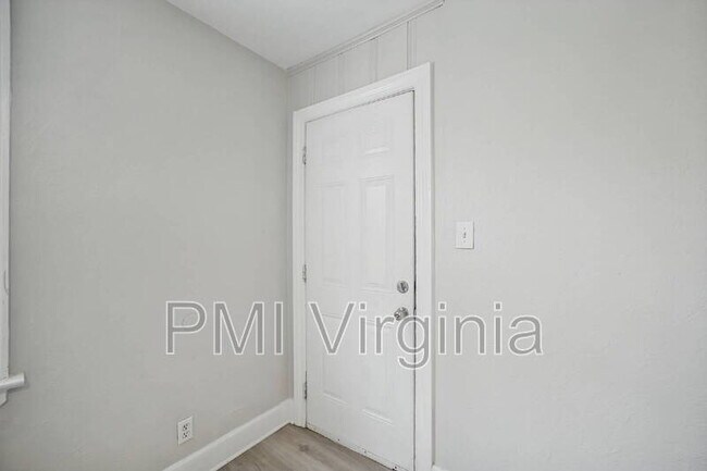 Building Photo - 3841 Chatham Cir