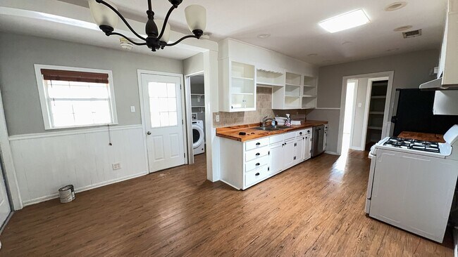 Building Photo - 1207 Redondo Dr