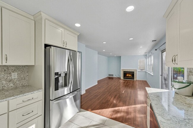 Building Photo - Updated Family Spacious Home w/ Fenced in ...