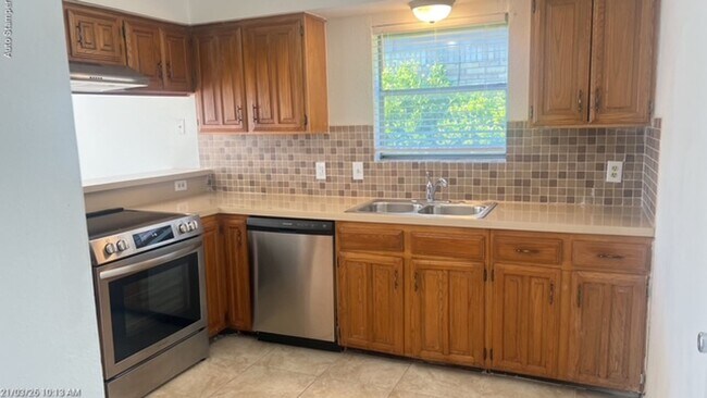 Building Photo - 7221 W Cleburne Rd