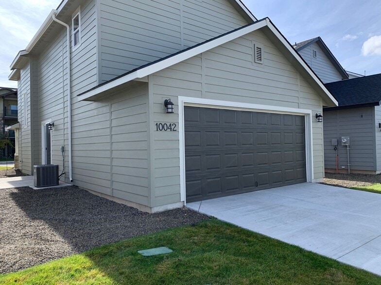 Building Photo - 10042 W Smoke Ranch Dr