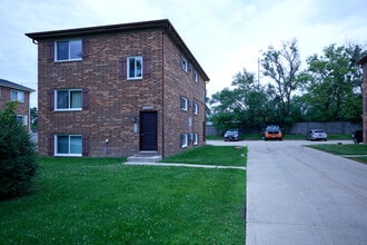 Building Photo - 21W139 Tee Ln