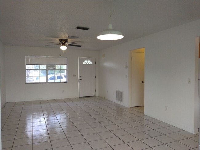 Building Photo - 2 bedroom 2 bathroom adorable house for rent