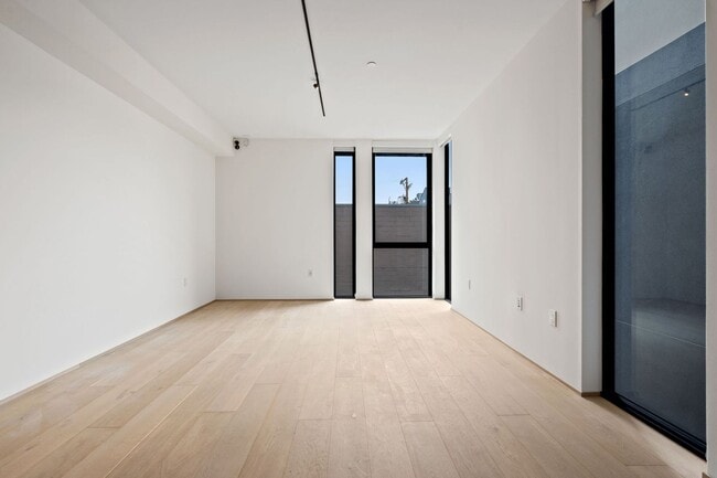 Building Photo - Modern 1 Bed, 1 Bath Condo @ 10th & Howard...
