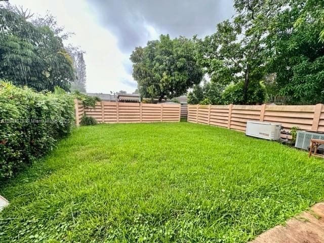 Building Photo - 7439 Twin Sabal Dr