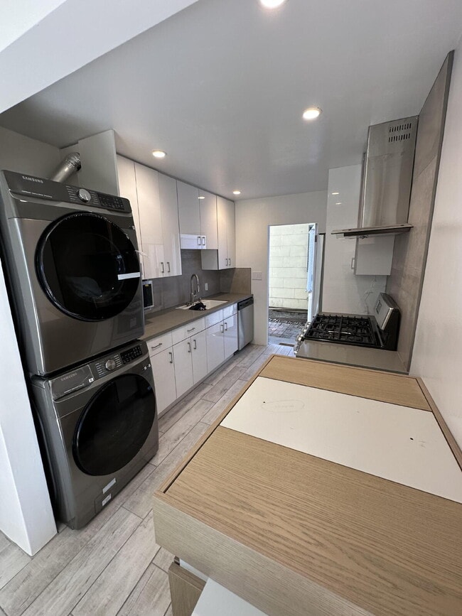 Building Photo - LIVE THE OCEAN BEACH LIFESTYLE!