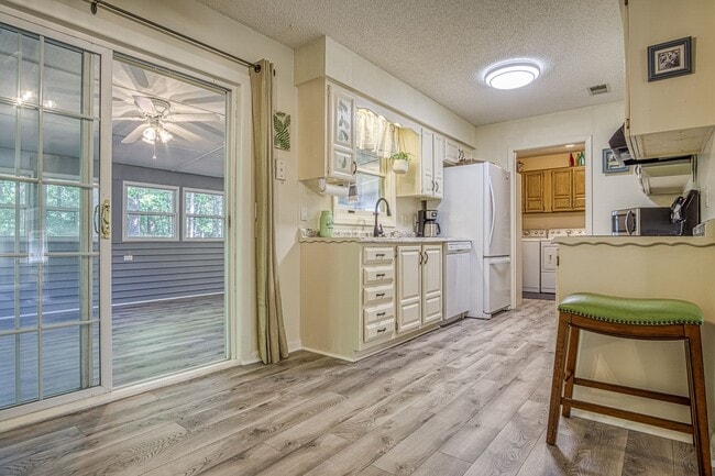 Building Photo - Central Hot Springs Village/Home/Unfurnished