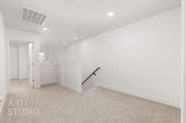 Building Photo - 3 Bedroom, 2.5 Bathroom Townhome in Auburn...