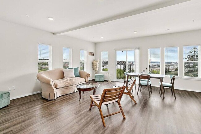 Primary Photo - 704 E Wright Ave