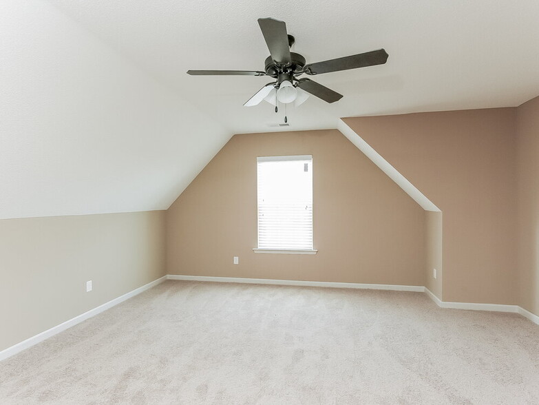 Building Photo - 7957 Gardendale Dr