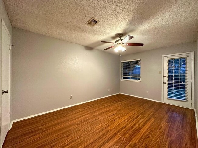 Building Photo - 16910 Village Oak Loop