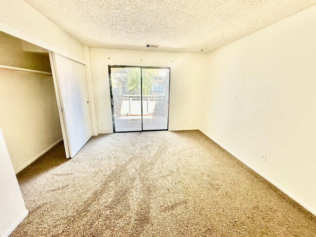 Building Photo - 1190 S Winery Ave