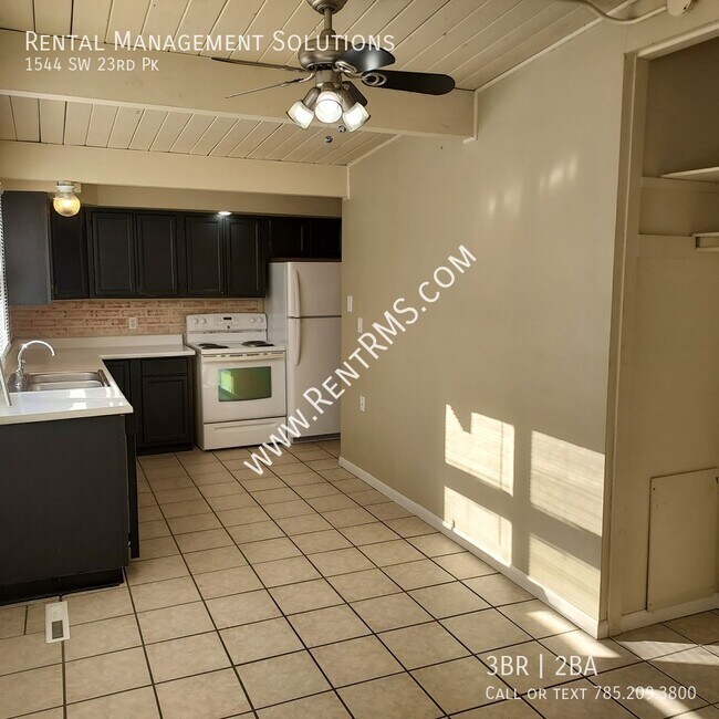 Building Photo - 1544 SW 23rd Park