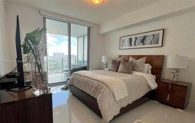 Building Photo - 300 Sunny Isles Blvd