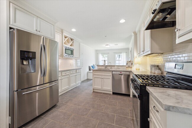 Building Photo - 3215 Castlewood St