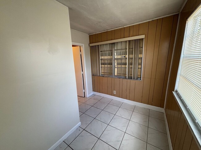 Building Photo - 4 Bedroom 1 1/2 Bathroom Single Family House