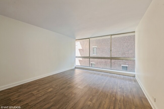 Building Photo - 320 W Oakdale Ave