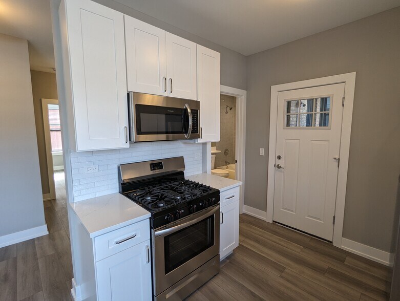 Building Photo - 3935 N Janssen Ave