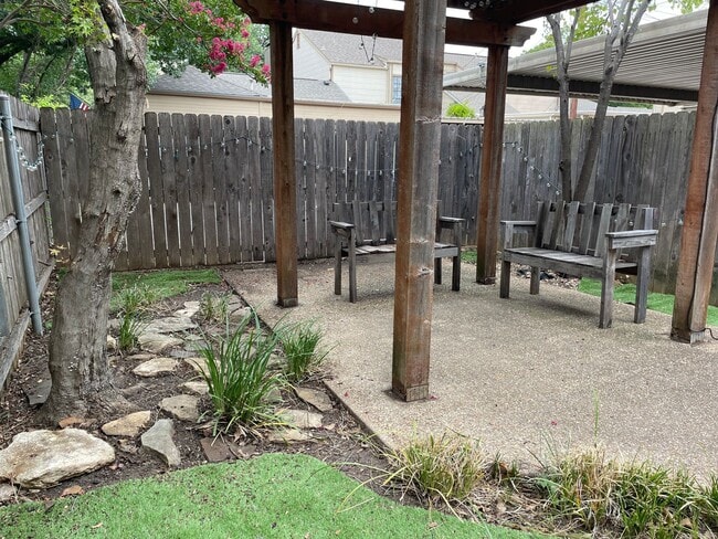 Building Photo - Available Now! Charming 2-Bedroom, 2-bath ...