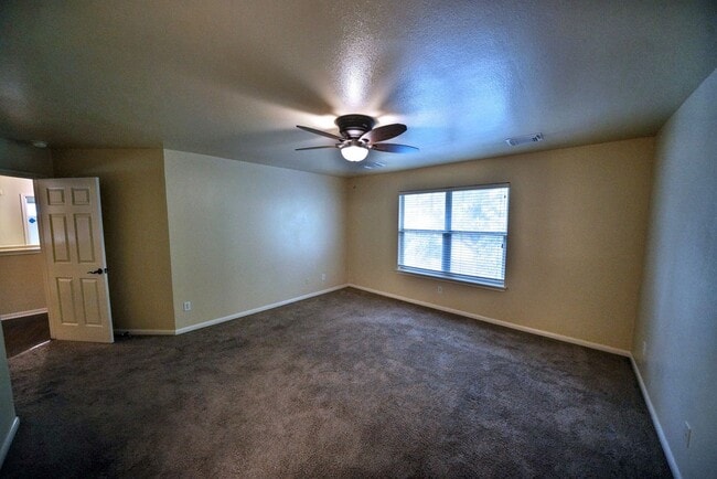 Building Photo - Beautiful Rental now available in Thistle ...