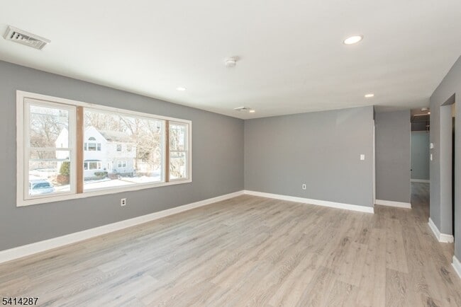 Building Photo - 10 Cardinal Ln