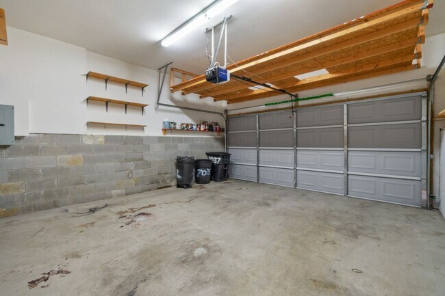 Building Photo - 7037 Mooreland Ct