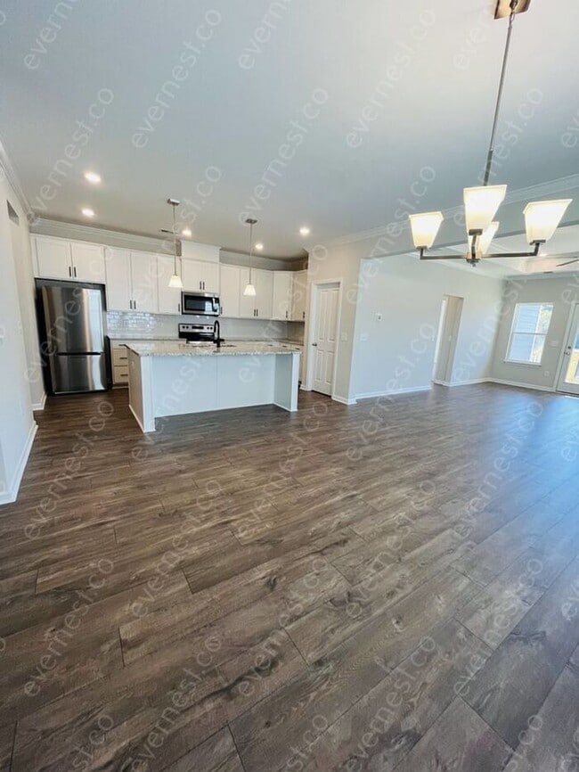 Building Photo - 4-Bedroom, 2.5-Bathroom Home with Modern A...
