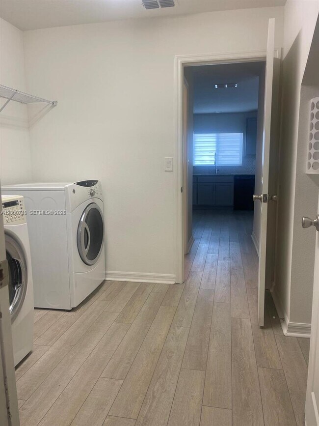 Building Photo - 594 Preserve Pointe Blvd