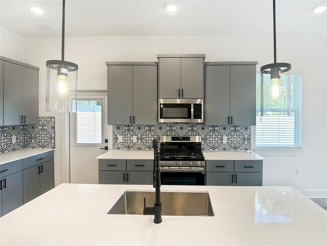 Building Photo - 6107 Begonia Cir