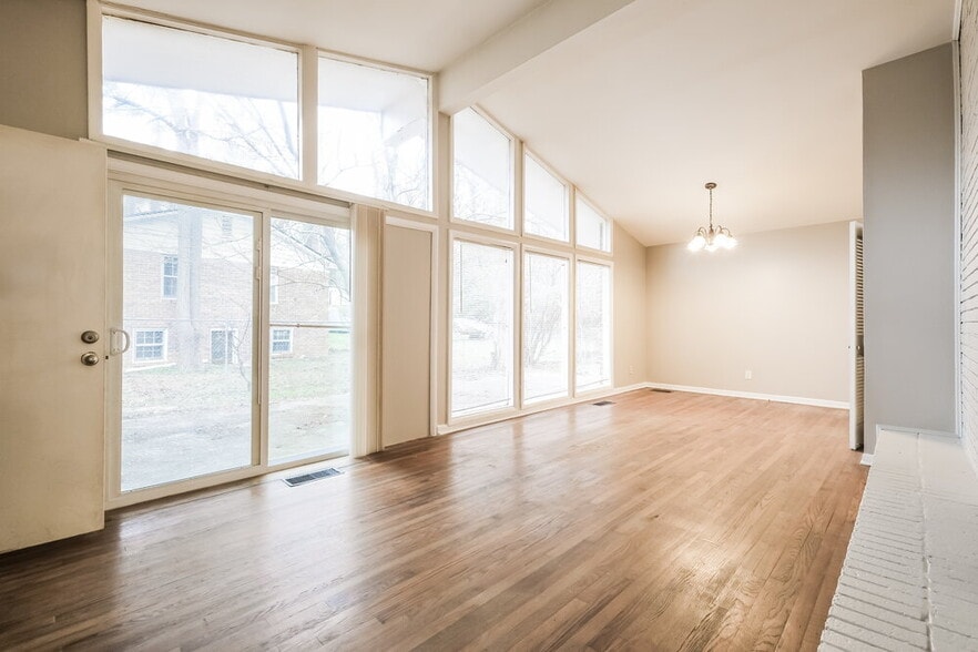 Building Photo - 2076 Cherrybrook Dr