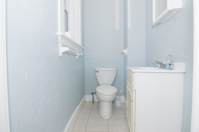 Building Photo - 9/1 Spacious, sunny 4BR/1.5BA with AC, balcony near Green Line!