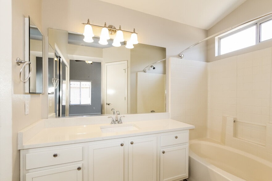 Building Photo - 10435 W Medlock Dr