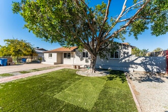 Building Photo - 2614 W Greenway Rd